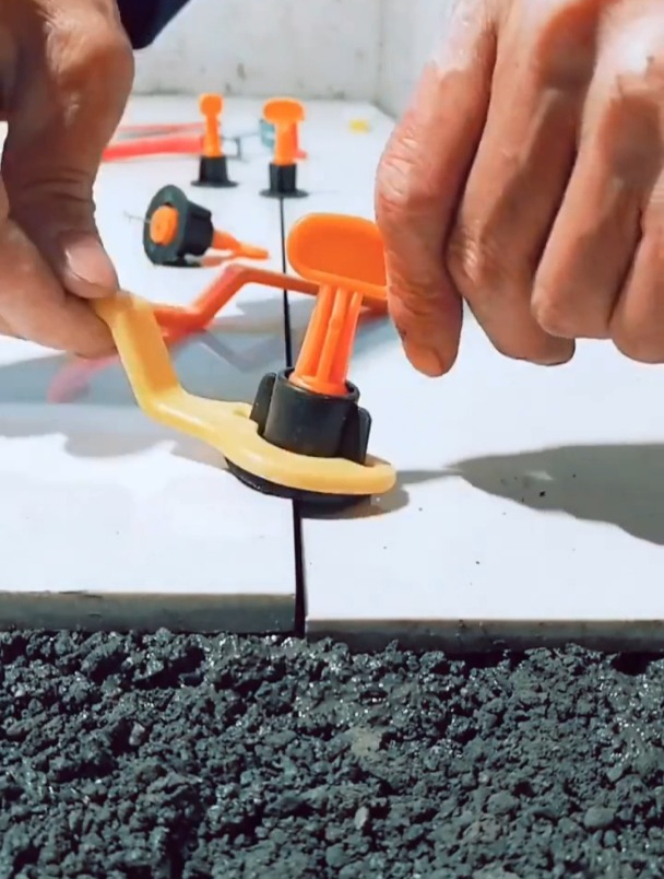 贴砖找平器怎么取下来视频(贴砖找平器怎么取下来视频教程)